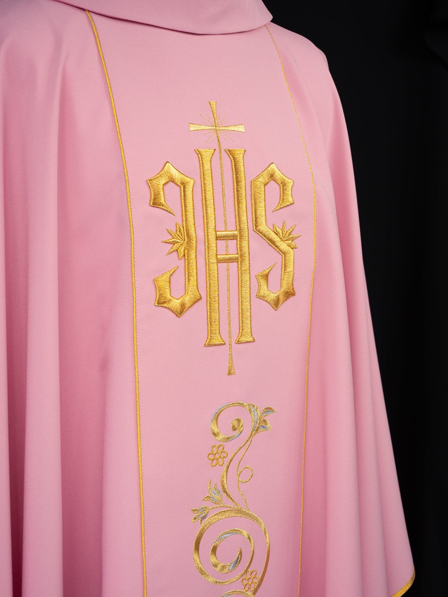 Traditional Motifs and Modern Realizations in Liturgical Vestments