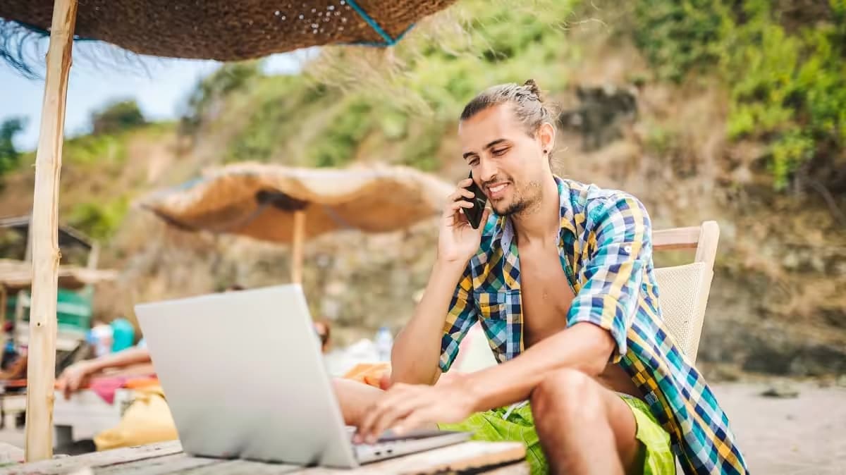 Laptop Productivity Tools and Apps for Remote Work While Traveling